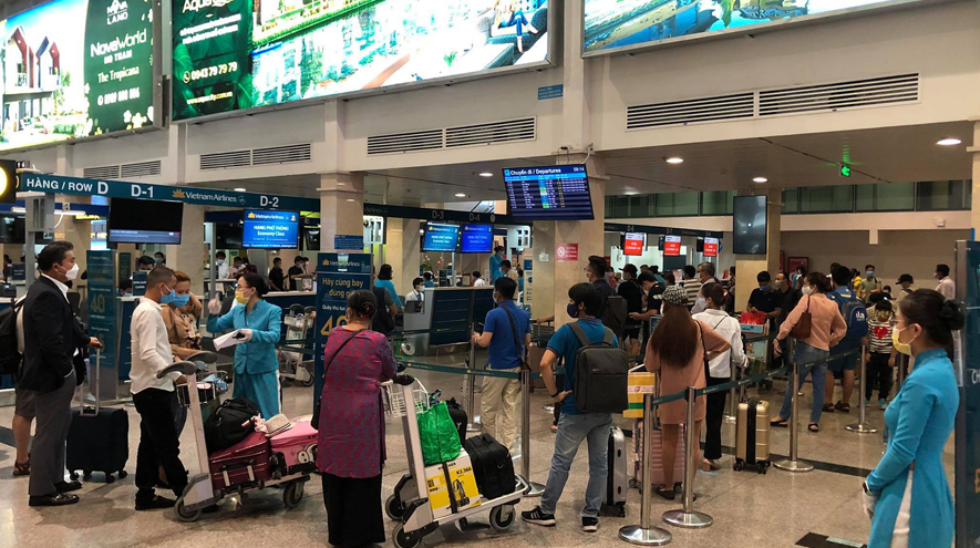 tạm dừng nhập cảnh tại sân bay Tân Sơn Nhất